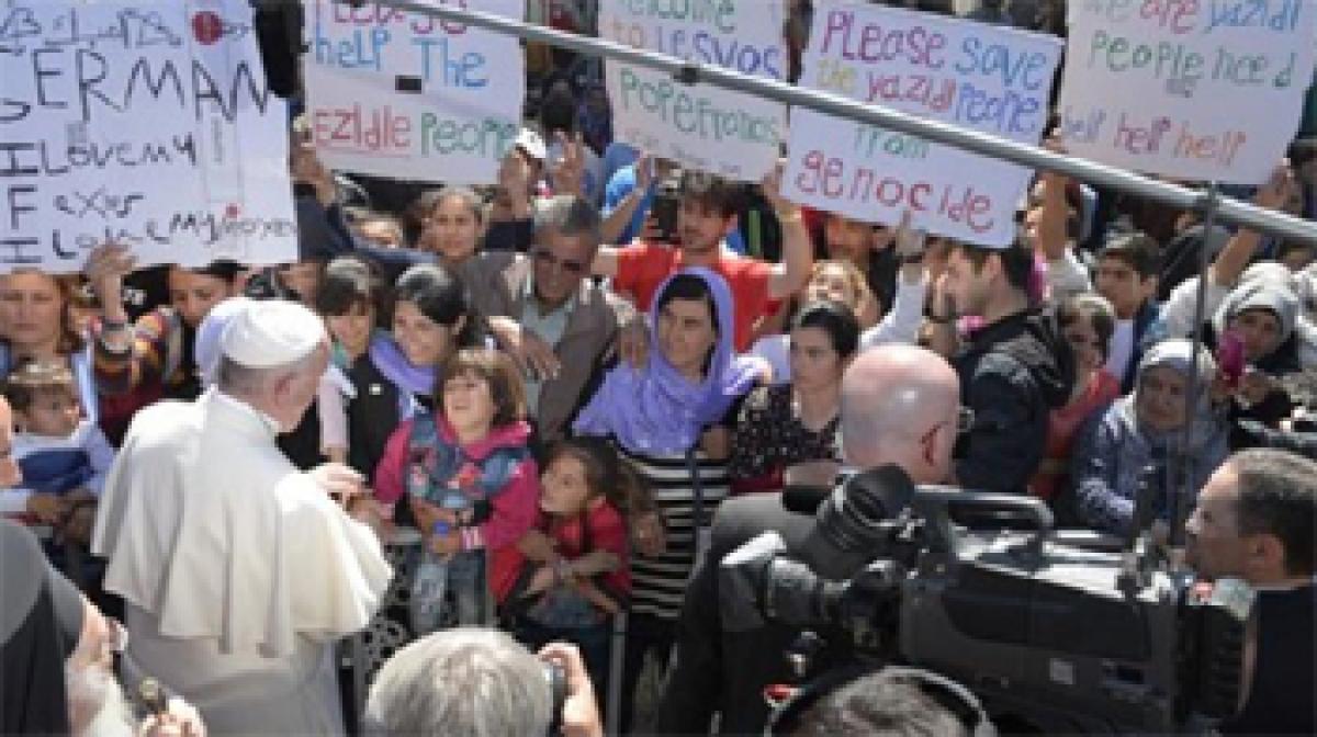 Pope Francis brings 12 Syrian refugees to Italy in lesson for Europe